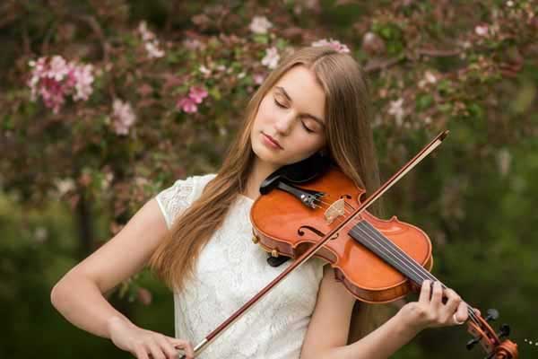 دختری در حال نواختن ویولن 